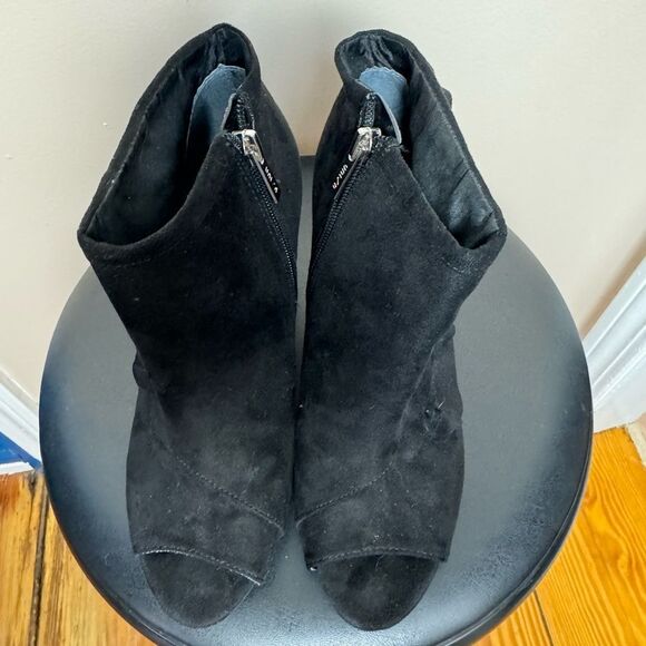 SALE! Black Unisa Faux Suede Peep Toe Booties Size 7 EUC - Picture 5 of 6